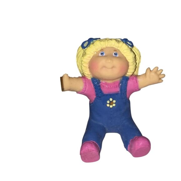 Cabbage Patch Kids Vintage 1984 Figurine Sitting Girl in Overalls w Arms Out - Picture 6 of 7